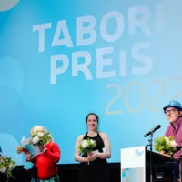 The five ensemble members of Meine Damen und Herren during their acceptance speech on stage at HAU 1.